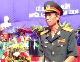 Thượng tá nguyễn Văn Duyến, Chỉ huy trưởng Ban CHQS huyện Lạc Thuỷ phát biểu tại lễ giao nhận quân năm 2010.